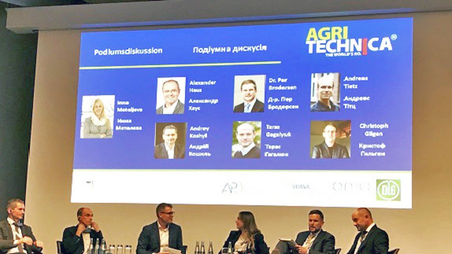 APD Ukraine auf der Agritechnica 2019: Diskussion zum Bodenmarkt in der Ukraine mit der stellv. Ministerin für Agrarfragen, Inna Meteljewa (4. v. l, Foto: GFA).