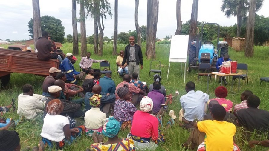 Schulung zu Vorteilen eines neuen Agrorforstmodells in Sambia_Quelle: GFA/ A. van der Goes