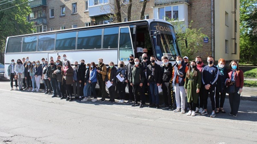 34 Praktikantinnen und Praktikanten aus der Ukraine, am 18. Mai in Frankfurt eingetroffen sind. Quelle: ADT