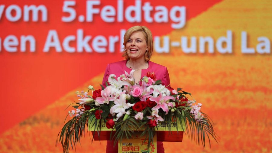Foto von Frau Bundesministerin Klöckner, die auf der Eröffnungsveranstaltung zum 5. Feldtag des Deutsch-Chinesischen Ackerbau- und Landtechnikdemonstrationspark-Projekts in China spricht.